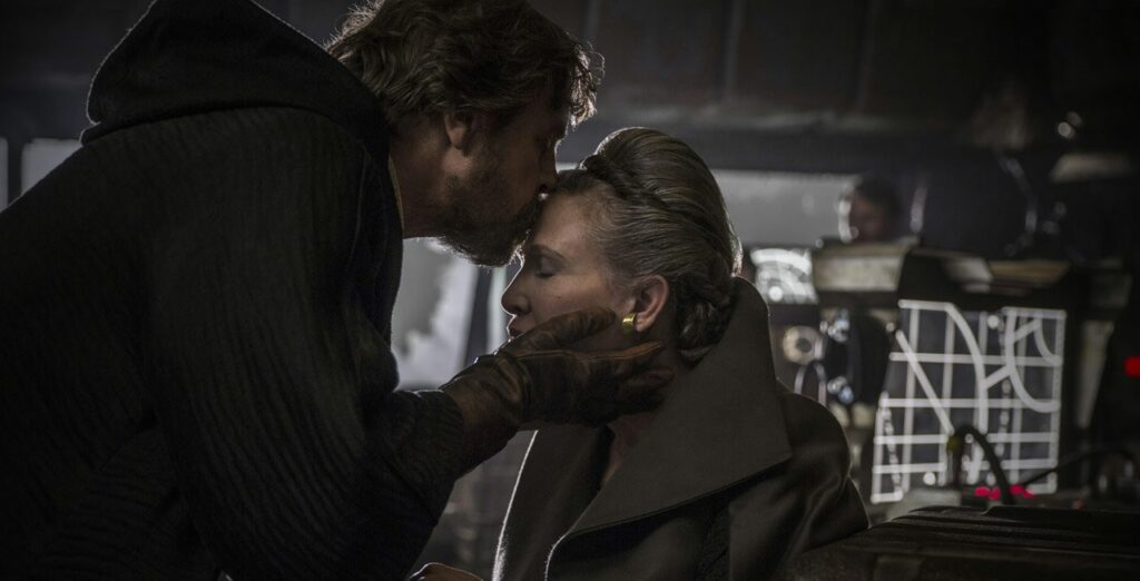 Luke bacia Leia sulla fronte in The Last jedi 