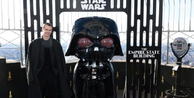 Hayden Christensen con un gigantesco Funko Pop di Vader sull'Empire State Building