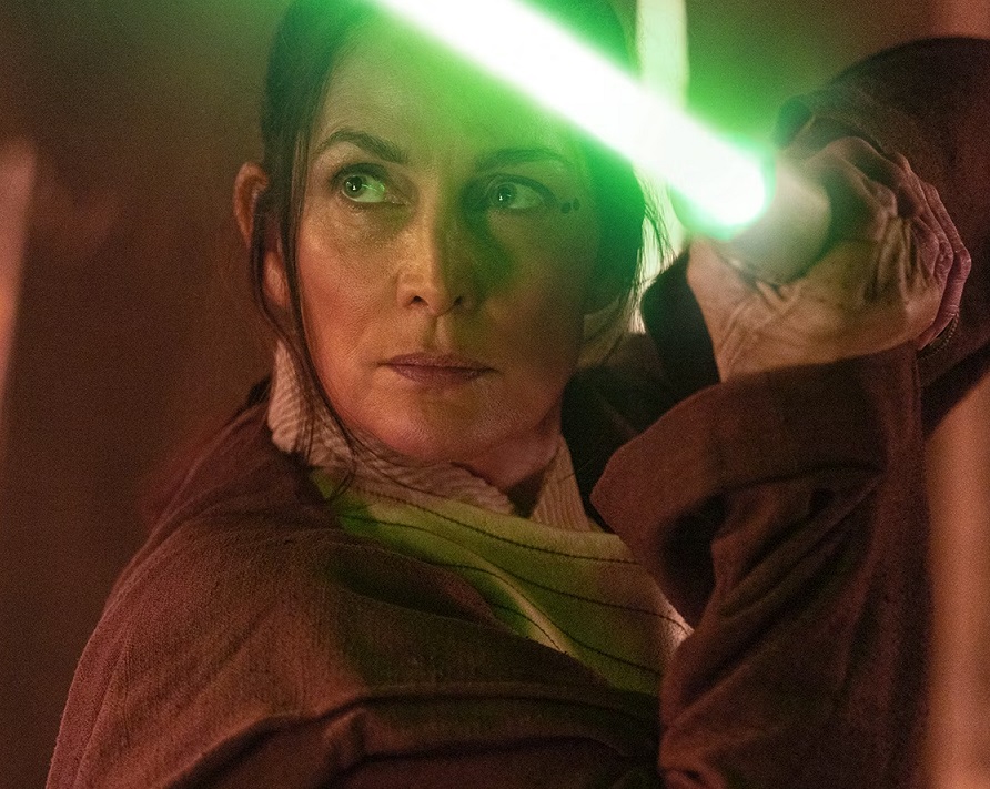 La Maestra Jedi Indara, interpretata da Carrie-Anne Moss, si prepara a combattere 