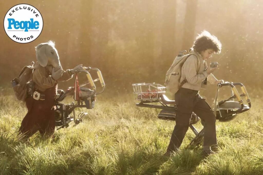 Neel e Wim camminano con il loro mini speeder bike