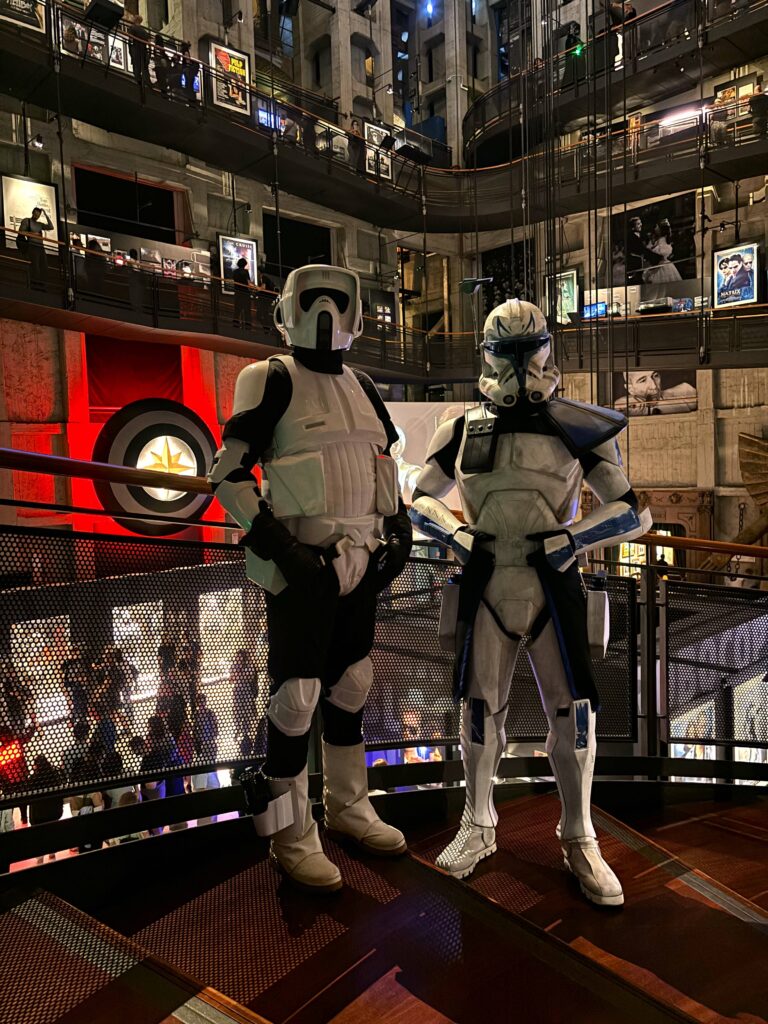 Scout Trooper e Capitano REX della 501st italica Garrison all'interno del Museo