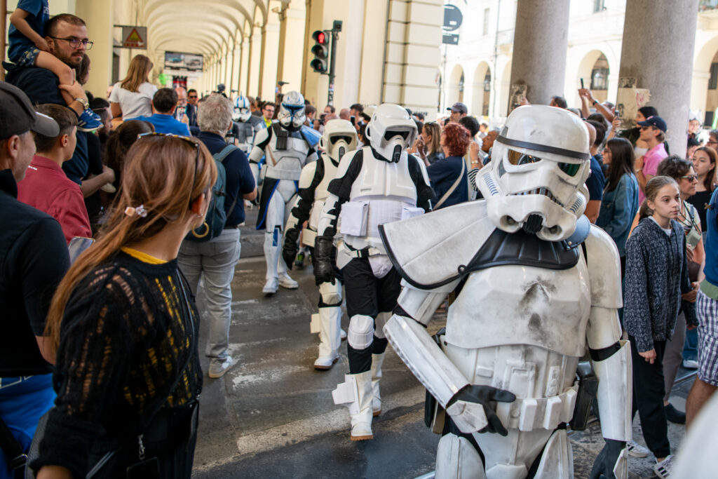 Passaggio della parata sotto i portici di via Po