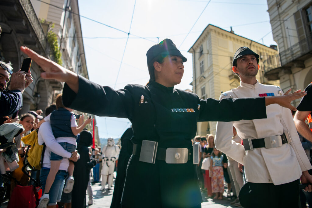 Gli Officer della 501st Italica Garrison si aprono la strada a fatica tra la entusiastica folla