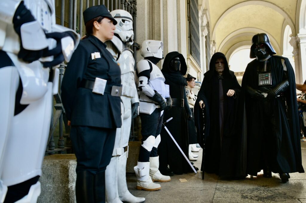 Darth Vader e l'Imperatore verificano le truppe schiarate