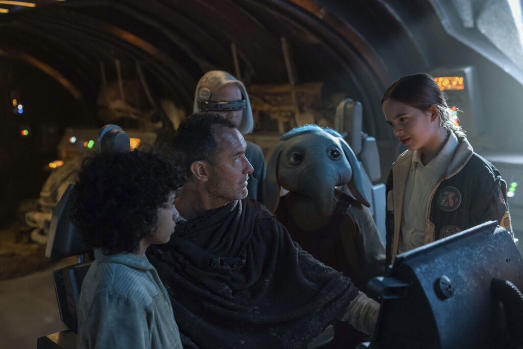 Wim (Ravi Cabot-Conyers), Jod Na Nawood (Jude Law), KB (Kyriana Kratter), Neel (Robert Timothy Smith), Fern (Ryan Kiera Armstrong) in Star Wars: Skeleton Crew.